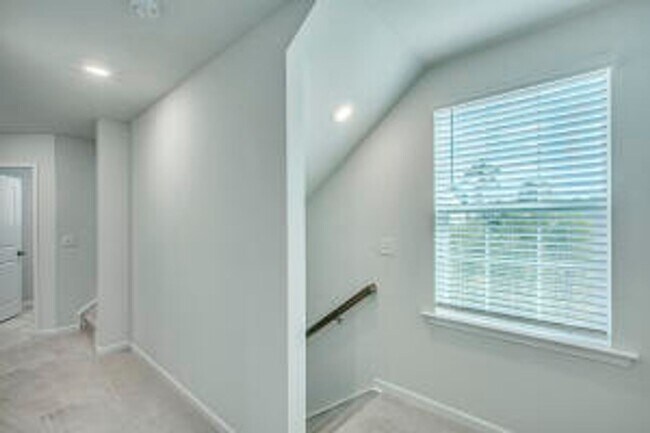 Building Photo - Available March 10th. Beautiful 6 BR/4.5 BA Home in Tanner Plantation!