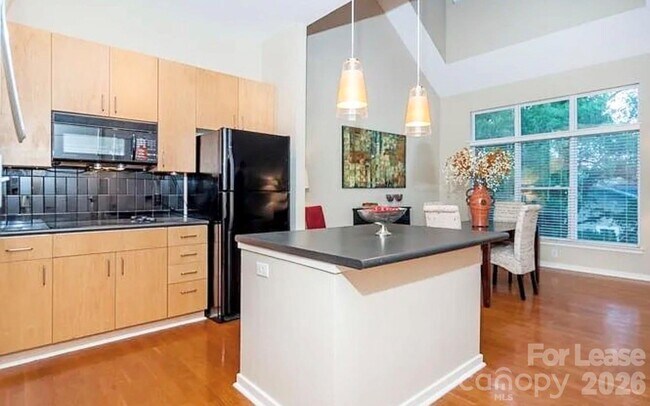 Building Photo - 2125 Southend Dr