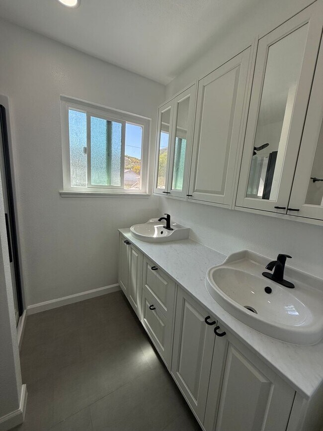 Building Photo - 4 bed, 3 bath pool home with RV access in West Simi Valley