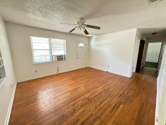 Building Photo - 212 W Robin Ln