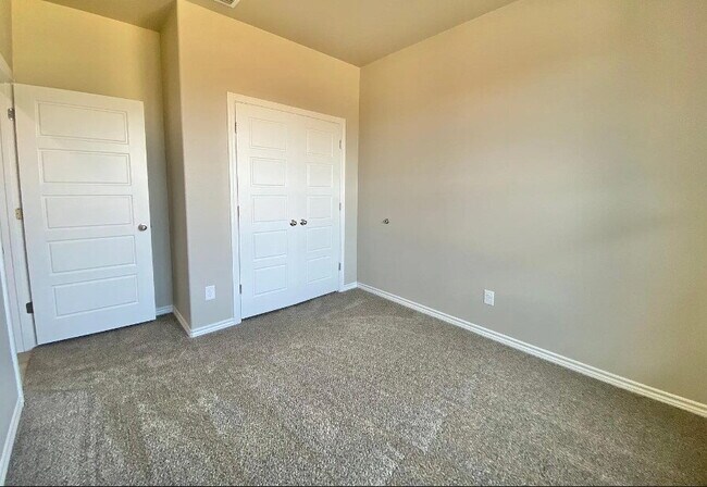 Building Photo - Upscale Flair Located in Burgamy Park!