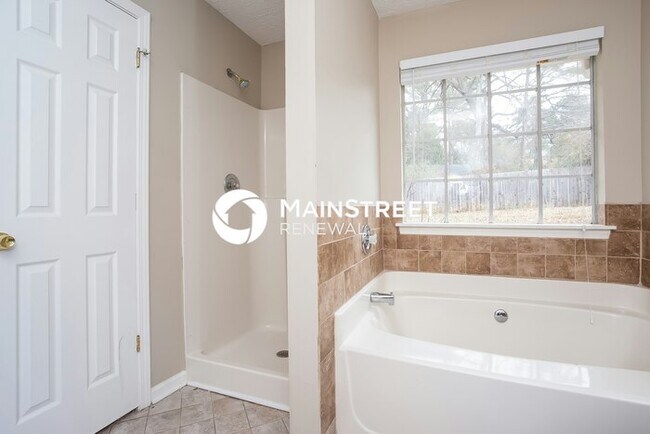 Building Photo - 3 Bedroom Pet-Friendly Home in Riverdale, GA with Main Street Renewal