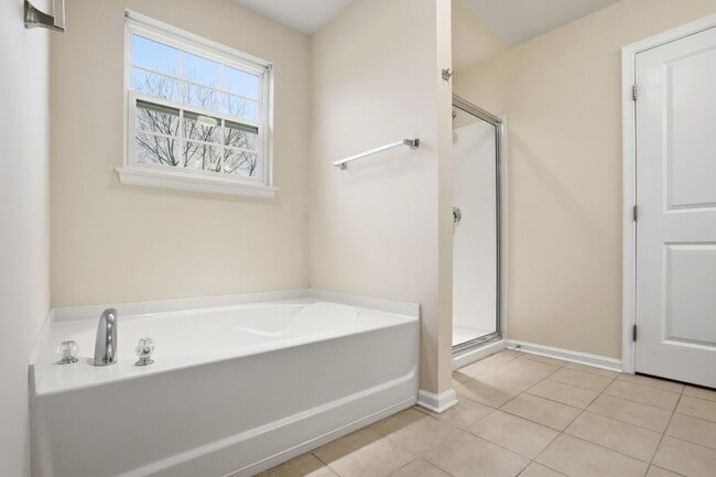 Building Photo - Move-In Ready Gem Near UNCC with Fresh Updates