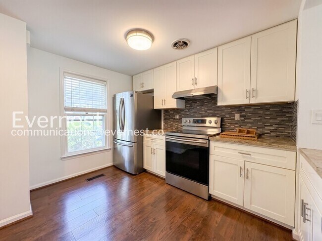Building Photo - 2 Bed/2 Bath Town Home with Modern Amenities / Vouchers Accepted / Available Now!