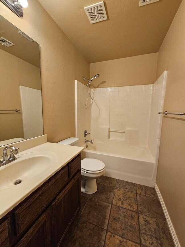 Building Photo - (3) Bed/(2) Bath in Tecumseh Ridge Avail Now!