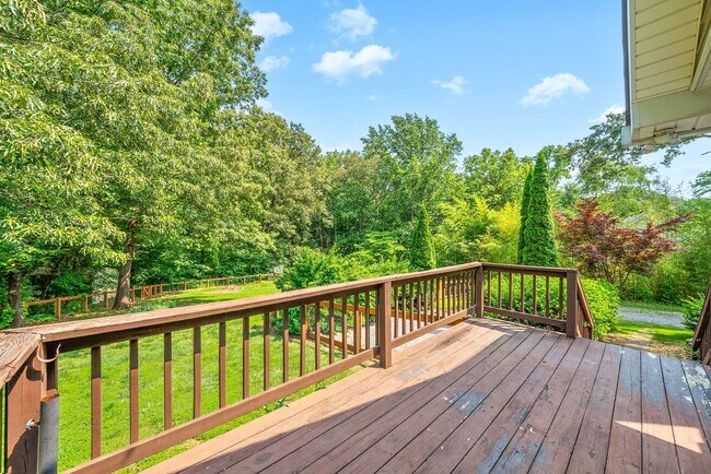 Building Photo - Pet Friendly Three Bedroom in Springfield!