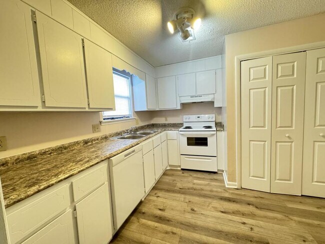 Building Photo - 124 Stonehedge Drive