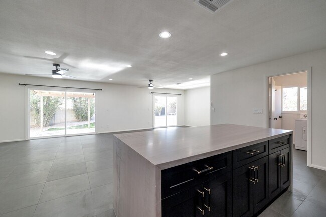 Building Photo - Large Trilevel home backing 60 with pool and close to ASU