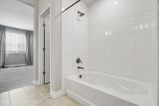 Building Photo - $2,775 - 3 Bed, 3 Bath Condo in Aurora wit...