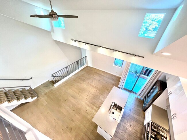 Building Photo - Santa Monica - Luxury Townhome w/ Loft!  (...