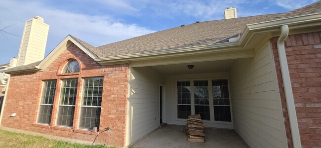 Building Photo - Recently remodeled 4 bedrooms, 3 bathrooms and move-in ready!