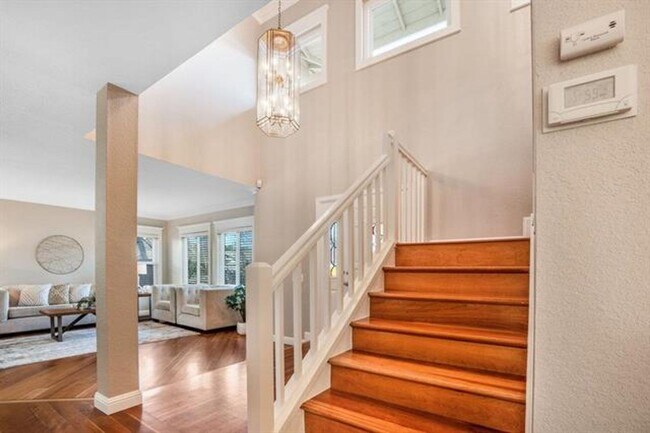 Building Photo - Fully remodeled home, Pet friendly with A/...