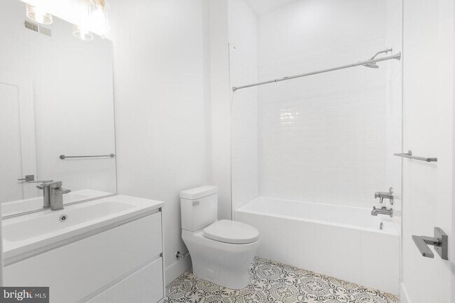 Building Photo - 2119 N Front St