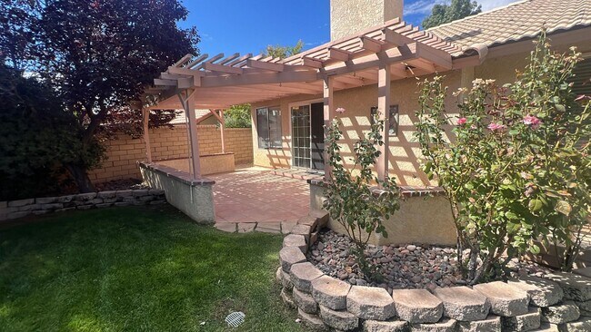 Building Photo - Single Story Rosamond home