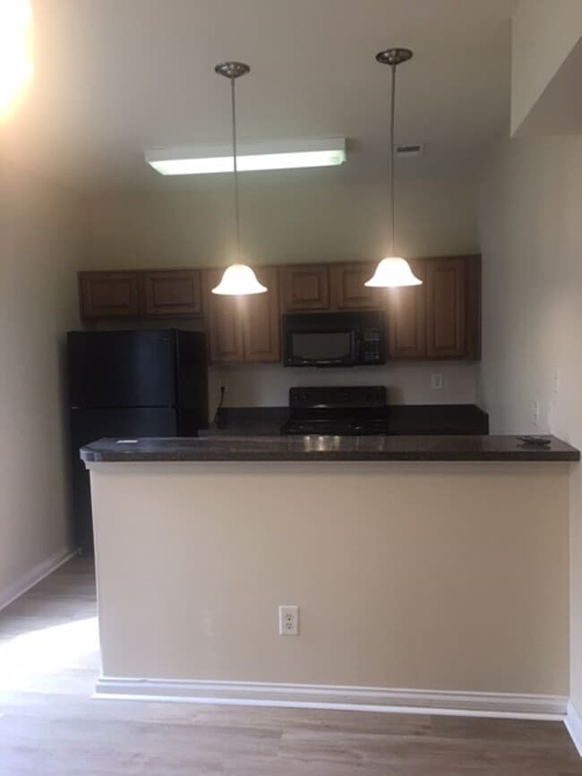 Building Photo - Spacious 3 bedroom townhouse in Dove Creek Subdivision!        20260504