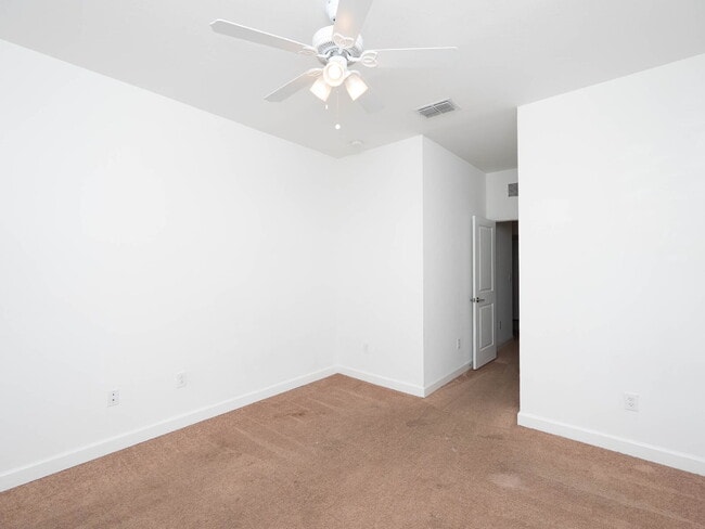 Building Photo - Newer-construction townhome in the highly desirable Lorraine Lakes