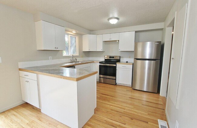 Building Photo - Spacious Home in Quiet Neighborhood