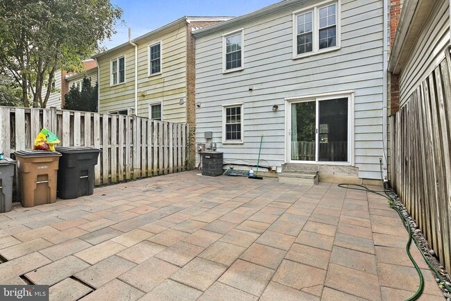 Building Photo - 18 Chantilly Ct