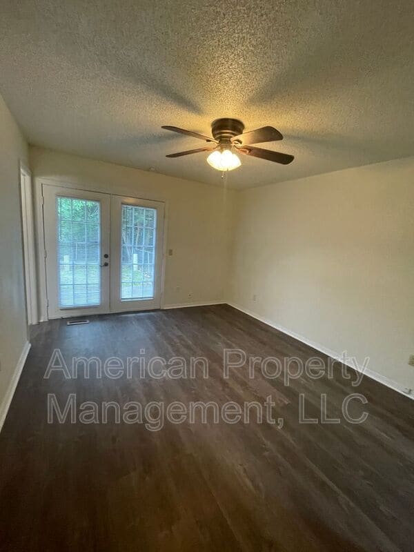 Building Photo - 4405 S Gum Ave