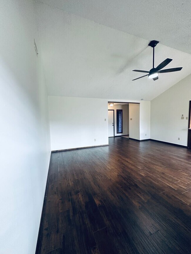 Building Photo - 3406 Erin Oaks St