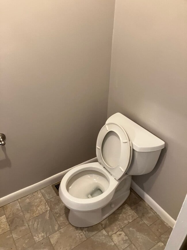 Building Photo - Spacious 4 bedroom 1.5 bath ranch Eastwood