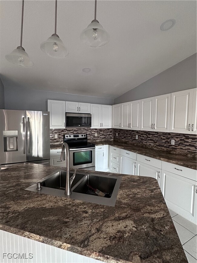 Building Photo - 2926 SE Santa Barbara Pl