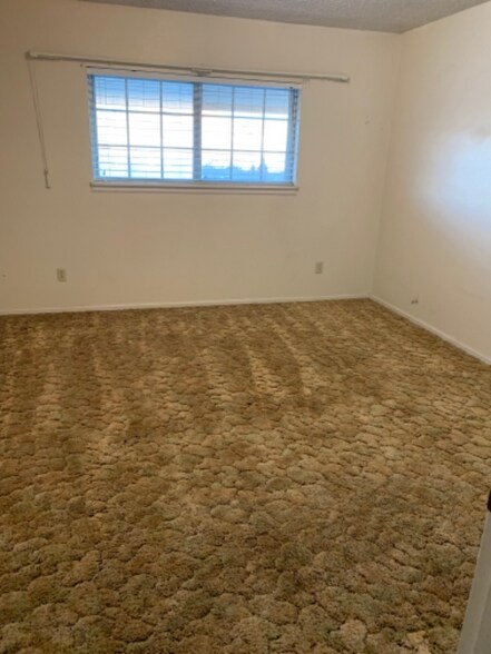 Building Photo - 755 River View Dr