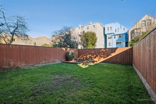 Building Photo - 342 4th Ave