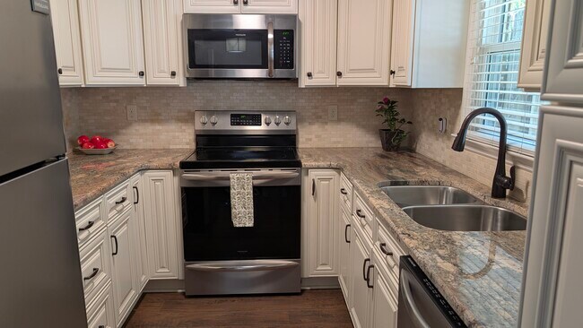 All stainless appliances - 11531 Jade Ln SE