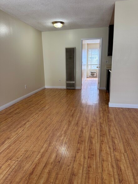 Building Photo - 1082 W Pine St