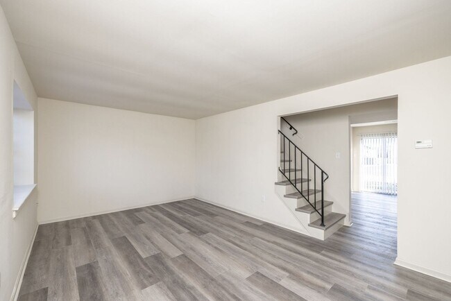 Building Photo - Charming Townhome in Hunters Mill – 3 Beds...