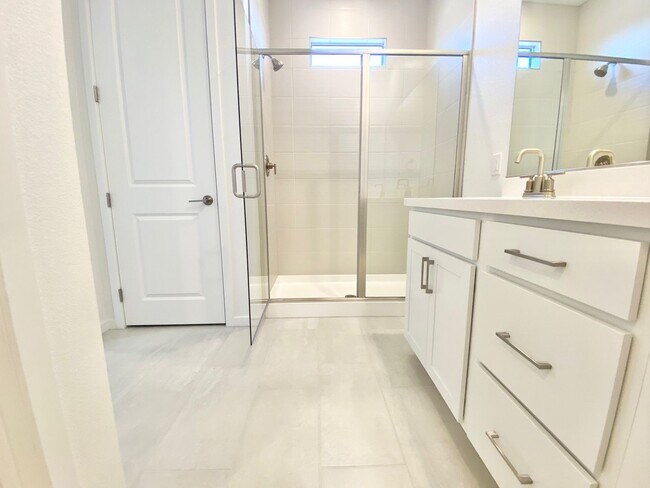 Building Photo - STUNNING LIKE NEW SINGLE-FAMILY HOME 3 BEDROOM / 2.5 BATHROOMS, WITH 2 CAR GARAGE!!