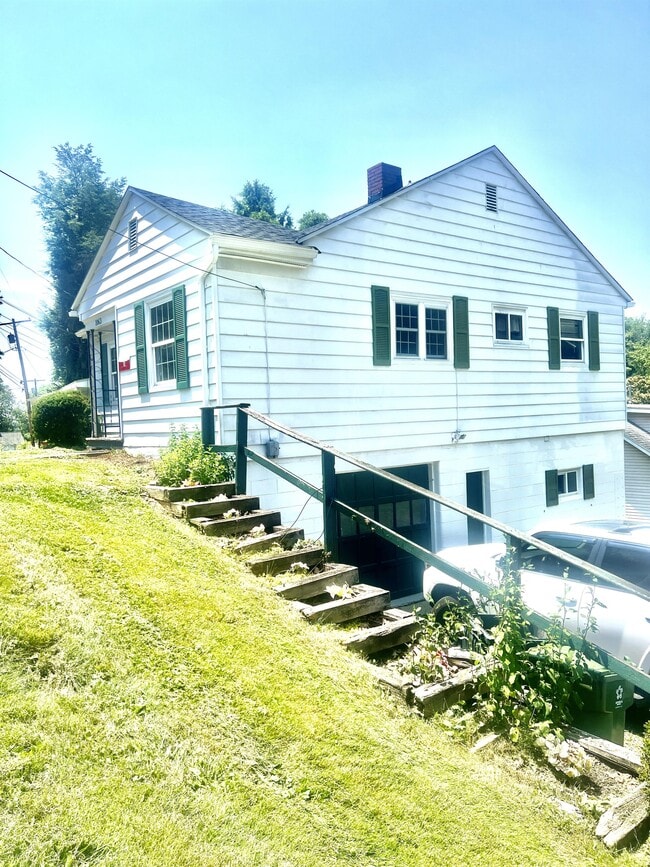 Building Photo - 1063 Charles Ave