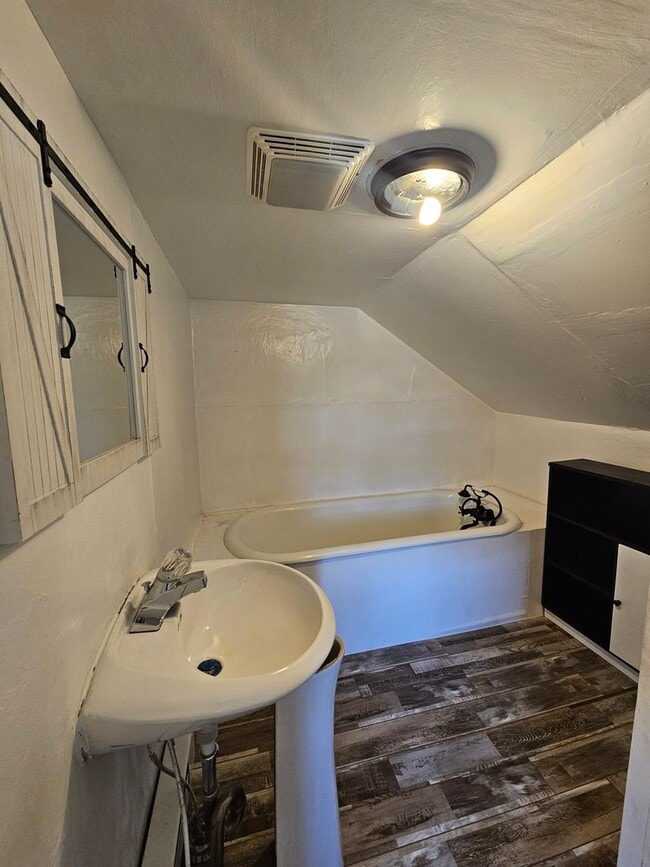 Building Photo - 2 BED | 1 BATH | HOME | CENTRALLY LOCATED ...