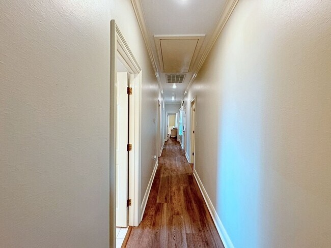 Building Photo - Beautiful Furnished home off Perkins Rd.