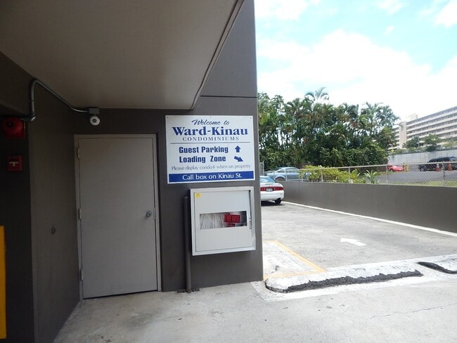 Building Photo - Studio with 1 covered parking (Honolulu)