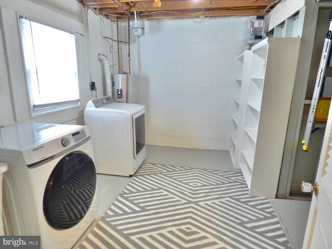 Building Photo - 416 Center St S