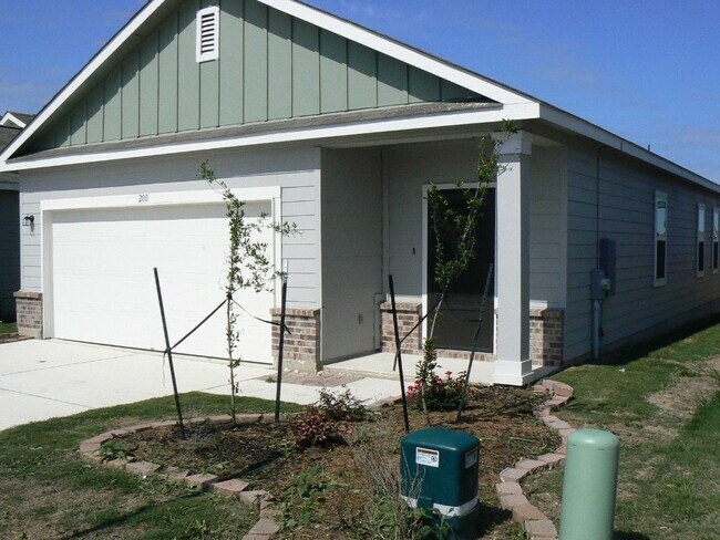 Building Photo - 200 Woodpecker Run