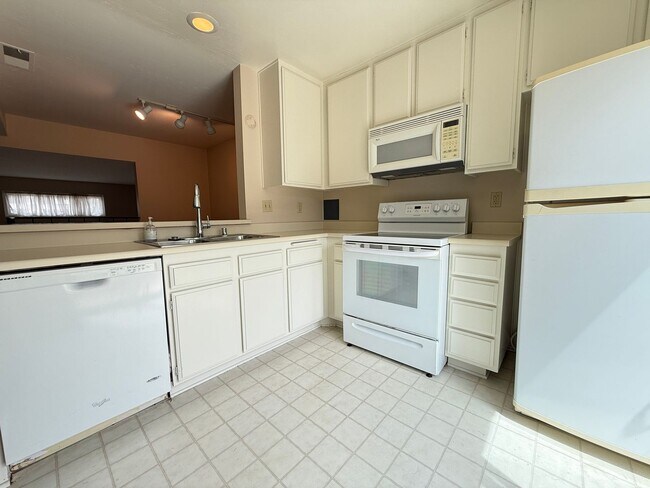 Building Photo - Spacious & Move In Ready 2BD Townhome! New Carpet! Full Size in Unit Washer/Dryer! Attached Garage!