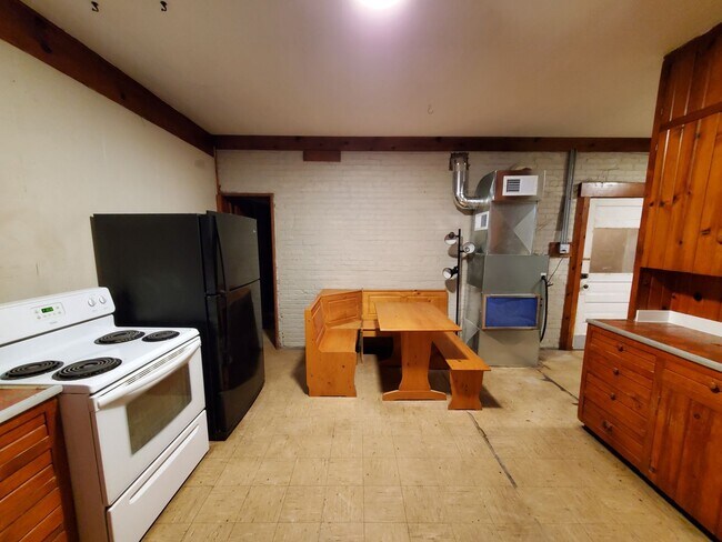 Building Photo - Large 1 bedroom remodeled apartment, washer/dryer hookups
