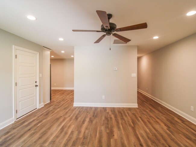 Building Photo - MOVE IN Special - 1st Month Rent FREE - Ca...