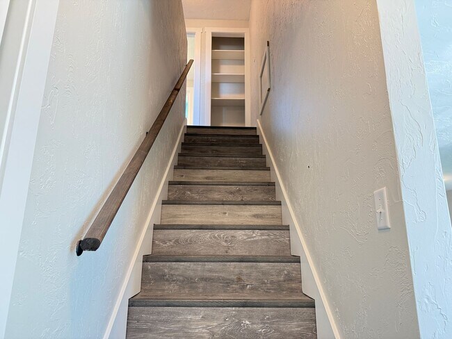 Building Photo - New 2 bed 1 1/2 bath duplex in Springfield!