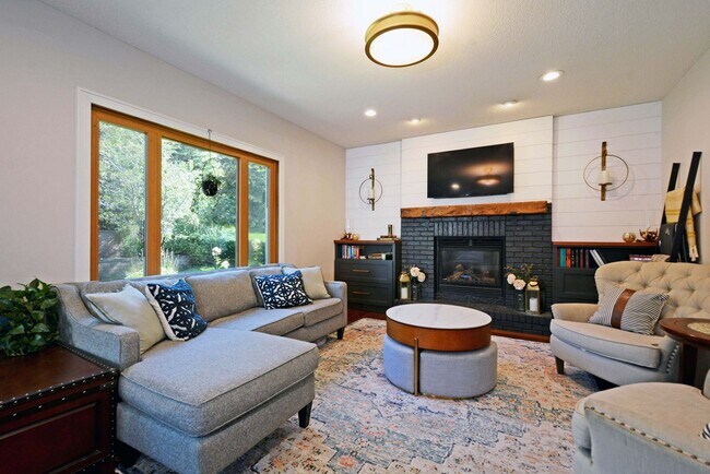 Building Photo - Beautiful 4-Bedroom Home in Vadnais Height...