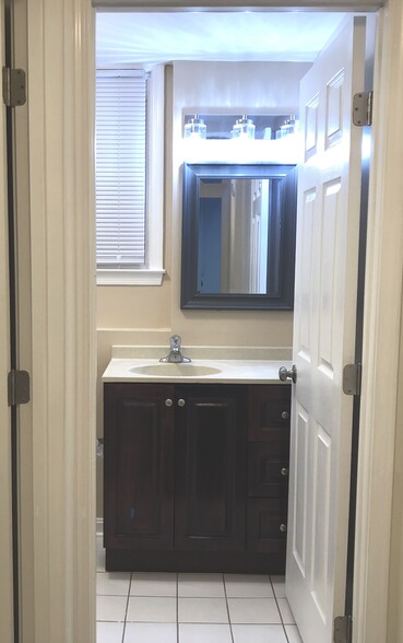 Full Bathroom - 46808 Trumpet Cir