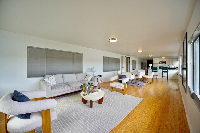 Building Photo - Amazing Unit in Water Front Strawberry Home