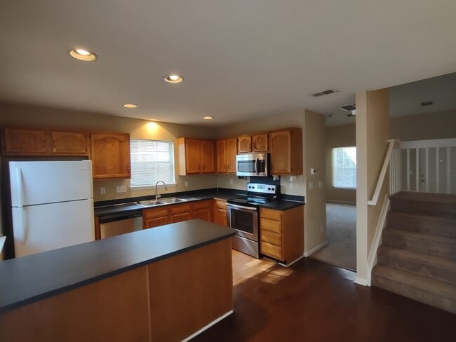 Building Photo - Move in Ready, End Unit Townhome located in Rossmore !