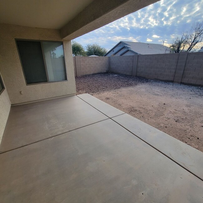 Building Photo - 4 Bedroom with a Large Den - Buckeye!