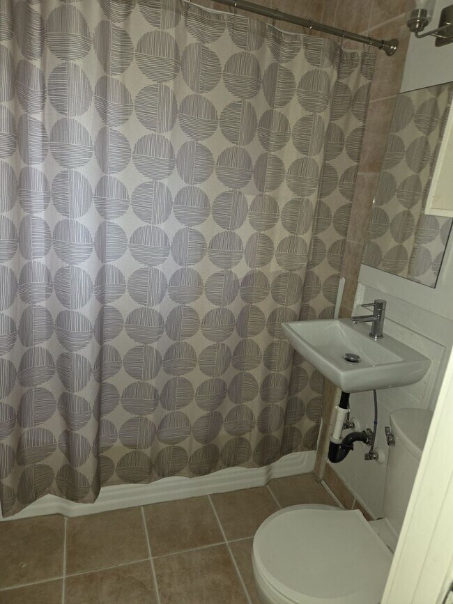 Building Photo - Newly remodeled apartment walk to the lake