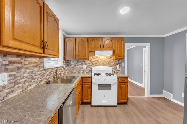 Building Photo - 72 Northfield Rd