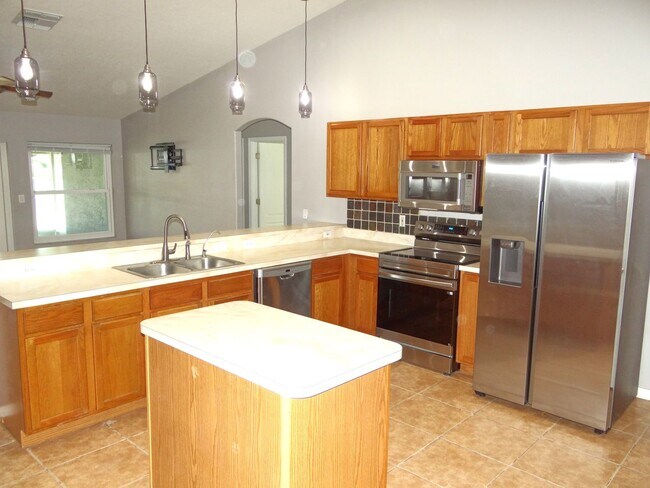Building Photo - 4 bedroom & 2 bath home off of Bloomingdale Ave.